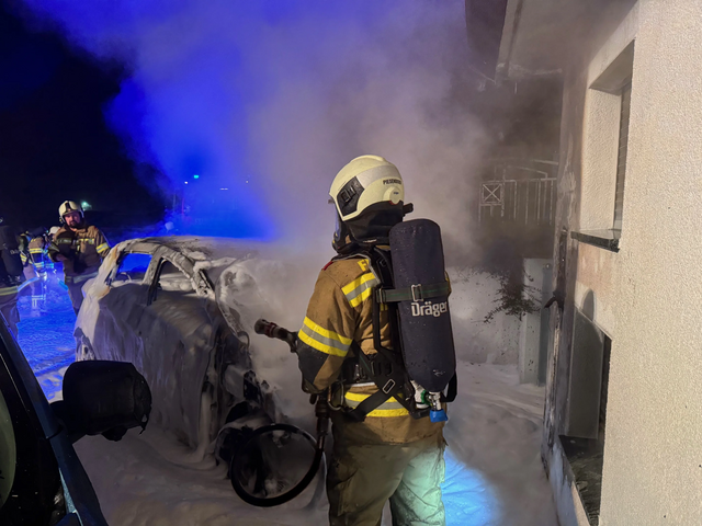 Unter schwerem Atemschutz und mittels Hochdruckrohr konnte der Brand unter Kontrolle gebracht werden.  | Foto: Freiwillige Feuerwehr Piesendorf