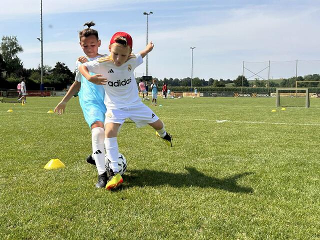 Slalomlaufen, Elfmeter-Schießen, Mini-Fußball, Spiel auf engem Raum, Staffellauf: Auf die Kicker wartete ordentlich Programm. | Foto: Mb/Auer
