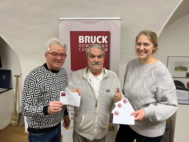 Stadtchef Gerhard Weil, Pensionistenobmann Erwin Schwaiger mit Sozialstadträtin Sabine Simonich mit den Gutscheinen. | Foto: SP Bruck