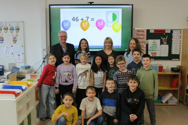 Schüler der 3a der VS Fischamender Straße mit Direktorin Elisabeth Wicha, Bgm. Gerhard Weil, STR Lisa Miletich und Klassenlehrerin Karin Horvath. | Foto: Stadtgemeinde Bruck