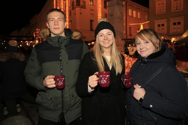 Josef, Viktoria und Julia liesen sich den Punsch schmecken | Foto: Thomas Fischer/zema-medien.de