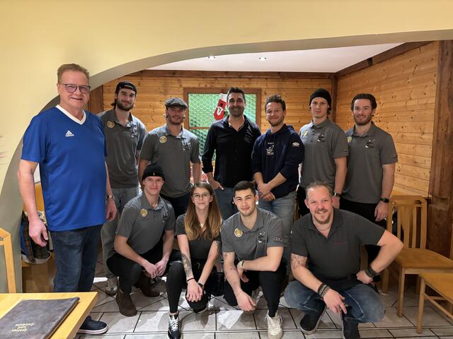 Zauchnerwirt Inhaber Michael Heber (l.) und seine Mitarbeiterin gemeinsam mit den VSV-Cracks. | Foto: MeinBezirk.at