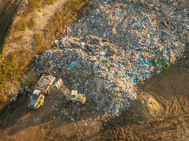 Beladung Lkw vom Zwischenlager Nord. | Foto: Greenpeace