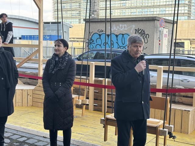 Azra Korjenic (l.) vom TU-Transformer Projekt und Bezirksvorsteher Erich Hohenberger (SPÖ, r.) waren zur Eröffnung des Parklets geladen. | Foto: Michael Marbacher / MeinBezirk