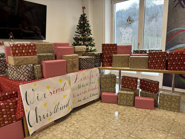 70 Geschenke haben die Lehrlinge für die Waisenkinder in der Ukraine eingepackt.  | Foto: Koidl