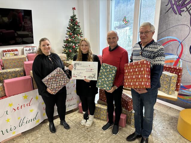 Geschenkübergabe im Lehrlingshaus der Landesberufsschule: Direktorin Margot Fraiß, Lehrling Janine Wilplinger, Direktor des Lehrlingshauses Bernhard Almer und Siegfried Wernbacher.  | Foto: Koidl