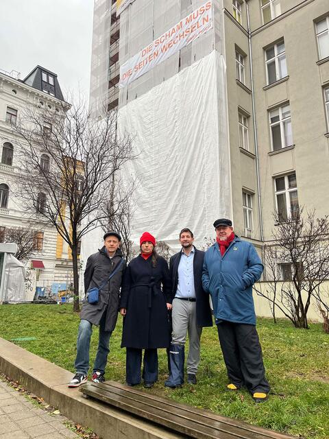 Gemeinderat Peko Paxant (SPÖ), Künstlerin Ursula Klein, Bezirksvorsteher Markus Rumelhart (SPÖ) und Bezirksrat Gottfried Sommer (SPÖ) wollen ein Statement setzen.  | Foto: Marcus Bruckmann