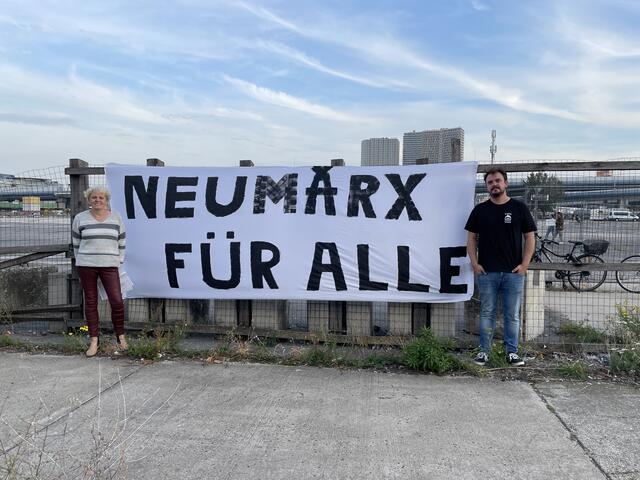 Links-KPÖ Bezirksräte Susanne Empacher und Daniel Harrasser kritisieren 2021 die Intransparenz des Projektes. (Archiv) | Foto: Hannah Maier