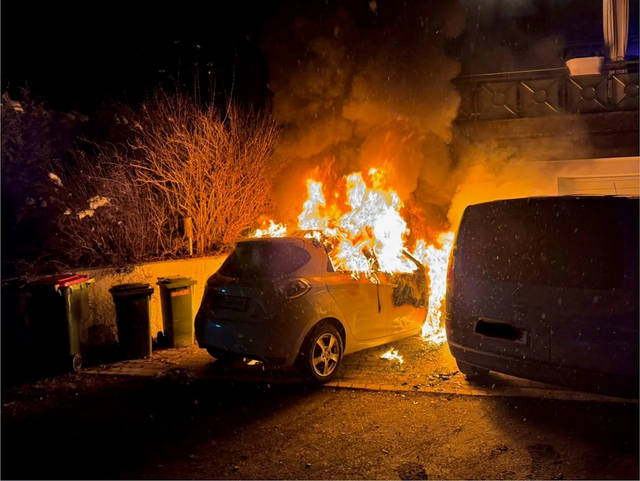Das Fahrzeug brannte komplett aus. | Foto: Freiwillige Feuerwehr Piesendorf