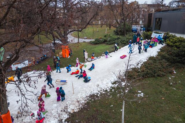 Im ansonsten schneelosen Wien stach das weiße Schneeband hervor. | Foto: Fred Lindmoser, lifepictures.at