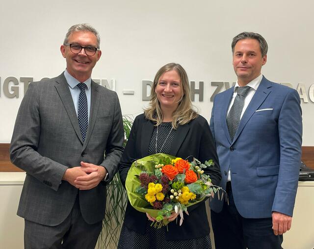 Der Bürgermeister von Pennewang, Franz Waldenberger, die neue Vizebürgermeisterin Christina Pühretmayr sowie Thomas Sturm von der Bezirkshauptmannschaft Wels-Land. | Foto: OÖVP Pennewang