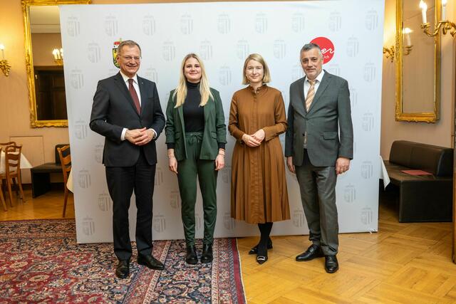 Marlene Landl (2.v.li.) von der Mittelschule Molln mit Landeshauptmann Thomas Stelzer, Landeshauptmann-Stellvertreterin Christine Haberlander und Bildungsdirektor Alfred Klampfer (v.li.) | Foto: Land OÖ