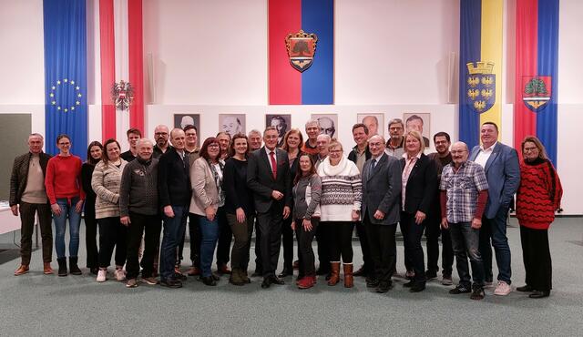 Bild: v.l.n.r.: GR Karl Pagatsch, GR Jacqueline Fischer BEd, GR Iris Fischer, GR DI Brigitte Gharbi, GR Nico Schranz, StR Walter Litzenberger, Str DI Philip Weiser, StR Rudolf Mayer, GR Christoph Trenz, GR Gabriele Stepanoy, GR Peter Nekolar, Vizebürgermeisterin Julia Neidhart-Hermann,StR Johann Prikowitsch, Bürgermeister Ludwig Deltl, StR Eva Roula, GR Gertrude Randak, GR Ing. Harald Lipowsky, GR Erich Simon, GR Irene Neumayr-Tkadlec, GR DI Michael Machek, StR Günther Kussmann, GR Andreas Gruber, GR Susanne Fischer, GR Matthias Benda, GR Ing. Norbert Rutka, GR Helmut Gruber, GR Christine Tausend | Foto: Stadtgemeinde Strasshof