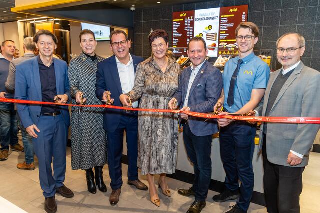 Eröffnung des McDonald's Restaurants in Purgstall an der Erlauf: Bezirkshauptmann Johann Seper, Ellen Staudenmayer (Managing Director McDonald’s Österreich), Franchisenehmer Wolfgang Heindl mit Ehefrau Barbara, Bürgermeister Harald Riemer, Restaurantleiter Michael Schober und Pfarrer Franz Kronister | Foto: McDonald's Österreich
