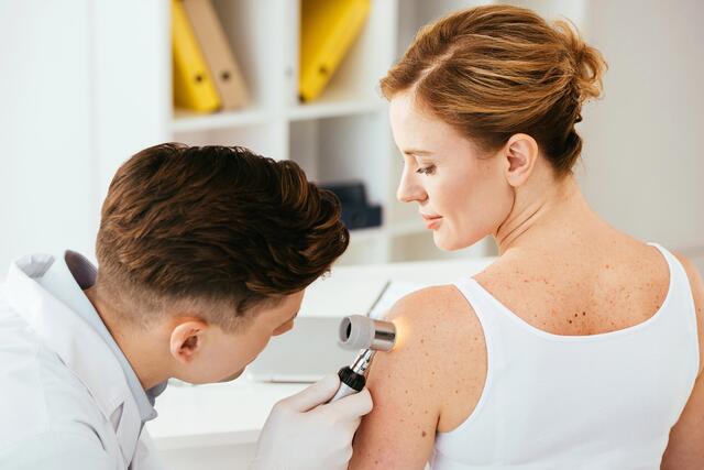 In Wels gibt es derzeit keinen Dermatologen auf Kassenstelle. | Foto: Panthermedia/AndrewLozovyi