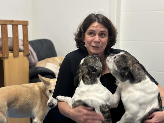 Leiterin Ursula König betreibt den Hundehort schon mehrere Jahre. Ihre eigenen Hunde sind auch immer dort. | Foto: Michael Marbacher / MeinBezirk