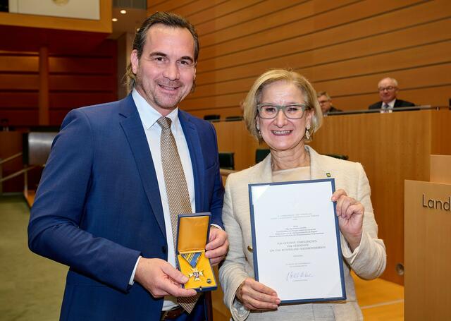 Landeshauptfrau Johanna Mikl-Leitner überreichte das Goldene Ehrenzeichen des Landes Niederösterreich an Christian Bauer, Geschäftsführer des SPAR-eigenen Weinguts „Weingut Schloss Fels“. | Foto: NLK Pfeiffer