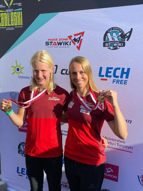 Die 15-jährige Alina Bühl (links) freut sich über ihren ersten Weltmeistertitel, Bianca Schall bereits über den fünften.  | Foto: Schall