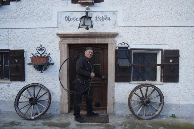 Der Rauchfangkehrermeister Johannes Schmitzberger in seinem Kehrgebiet vor dem Rosenlehen in Grödig. | Foto: Emanuel Hasenauer