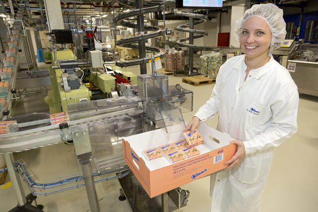 Karin Steinhart kennt sich mit der Herstellung der Schnitten gut aus. | Foto: Manner/Noll