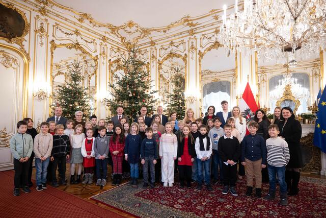 Die Volksschulkinder aus Siget in der Wart, Dürnbach, Markt Neuhodis, Schachendorf und Schandorf waren beim Bundespräsidenten Alexander Van der Bellen in der Hofburg zu Gast. | Foto: Peter Lechner