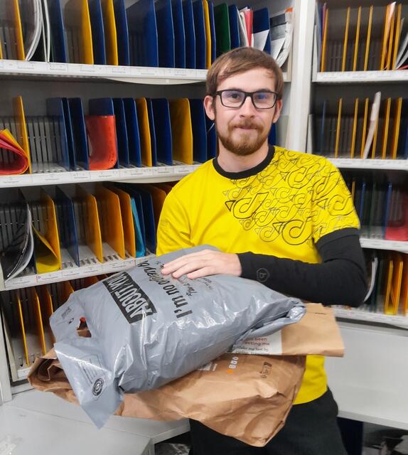 Samuel Truttmann ist seit knapp 9 Jahren bei der Post. Die Weihnachtszeit ist für ihn die stressigste Zeit im Jahr. | Foto: Privat