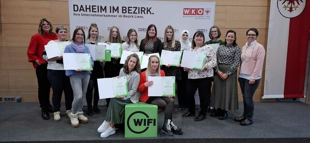 Die stolzen Teilnehmerinnen mit überdurchschnittlich guten Ergebnissen: Stehend (v.l.): Andrea Czerny (Prüferin), Brunhilde Annewandter, Sarah Adler, Barbara Brandstätter, Lea Lottersberger, Jessica Islitzer, Bettina Mühlburger, Christina Wirsberger, Maha Almohammad, Monika Gasser, Michaela Sommer, Dominika Gleirscher (Prüferin) , Franziska Jenewein (Lehrgansleiterin). Sitzend (v.l.): Jasmin Lackner und Christine Stock. | Foto: WK Lienz