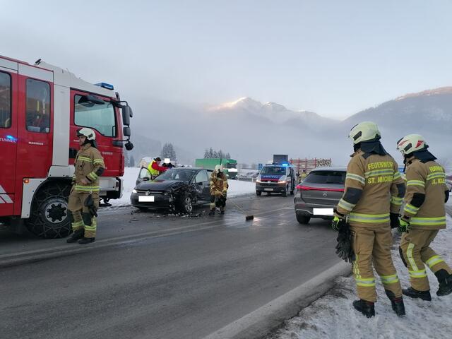 Nach einem Verkehrsunfall in St. Michael im Lungau, 12. Dezember 2024. | Foto: FF St. Michael