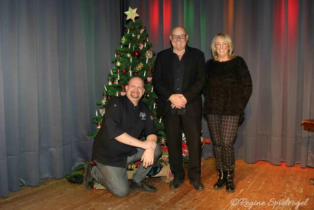 ...und Weihnachten ist überall- mit Wolfgang Böck Es war ein wunderbarer Abend mit einem großartigen Künstler unserer Film und Theater-Kultur.
Küchenchef und Obmann der NÖ Bühnenwirte Roland Mayer mit Kammerschauspieler Wolfgang Böck und Marina Scheutz-Tatic vom Kulturverein Vereinsmeierei. 