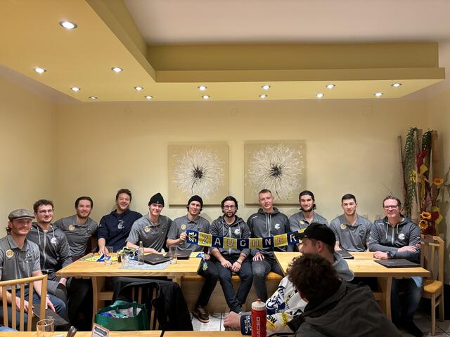 Ein tolles Geschenk: Auch der ELV Zauchen schaute bei dem Event vorbei und überraschte die Spieler. | Foto: MeinBezirk.at