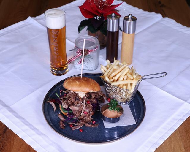 Der Entenburger von Andrea Hammerle wird mit Granatapfelkernen garniert. Als klassische Beilage eignen sich Pommes. | Foto: Helmut Klein