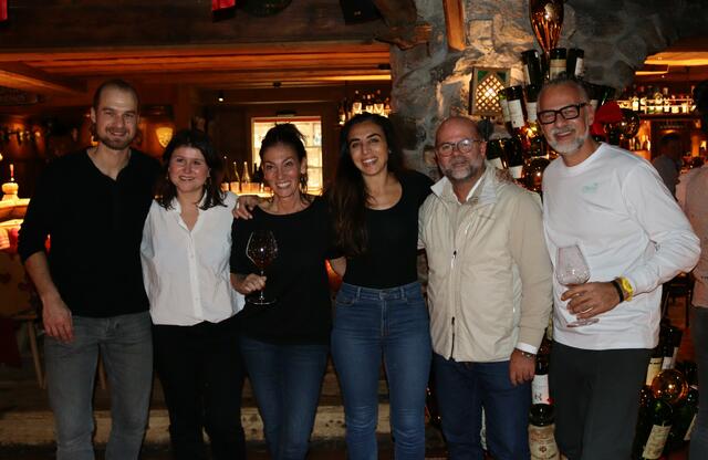 Die Winzer:innen: Lukas Strobl, Katharina Wechsler, Sara Peréz, Arianna Occhipinti, Kurator Clemens Riedl (trinkreif) und Winzer und Vernetzer Clemens Strobl, (v.l.).  | Foto: Elisabeth Zangerl