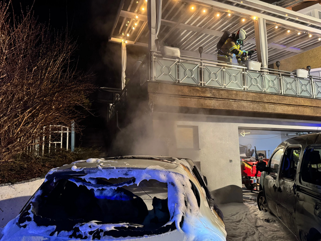 Das Übergreifen des Brandes auf die Fassade konnte gerade noch verhindert werden. | Foto: Freiwillige Feuerwehr Piesendorf