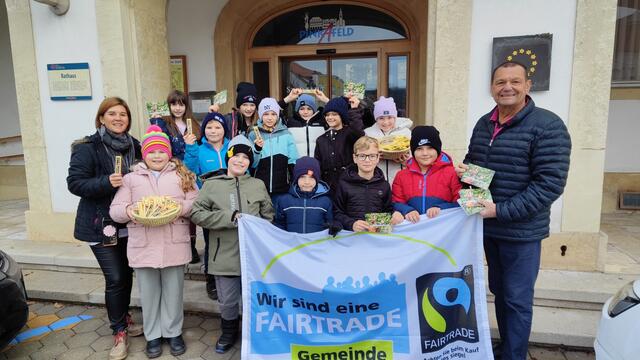Pädagogin Anna Bernsteiner (l.), Gemeinderat Eduard Posch (r.) und Schülerinnen sowie Schüler der FAIRTRADE-Volksschule Pinkafeld verteilen Schokolade und Informationskarten. | Foto: Stadtgemeinde Pinkafeld