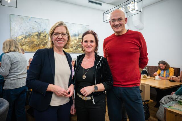 Klimaschutzministerin Leonore Gewessler, Helga Schörgendorfer (Lia`s Biotreff), Stadtrat Bernhard Waldhör. | Foto: Grüne Oberösterreich