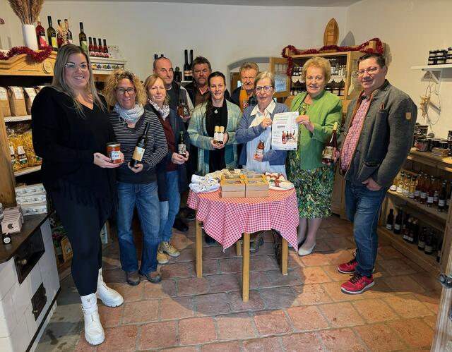 Julia Bücsek (links) und Judith Anger (3. von rechts) freuen sich, die Produkte ihrer Lieferanten jetzt auch nach Wien bringen zu können. Von links: Patricia Oberkofler (Oberkofler Weine), Erna Bücsek (Kernöl Bücsek), Jasmin Deisenhofer (Somo Naturwaren), Josef Bücsek (Kernöl Bücsek), Adi Lautner (Destillerie Kukmirn), LAbg. Verena Dunst, Matthias Mirth (Weine und Wildprodukte). | Foto: Henndorfer Hofladen