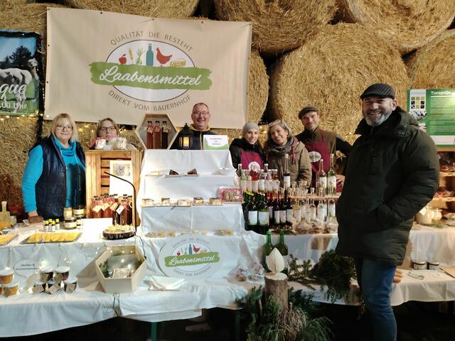 Christian Call beim Stand der "Laabensmittel" am Adventmarkt am Kogelhof | Foto: Christian Call