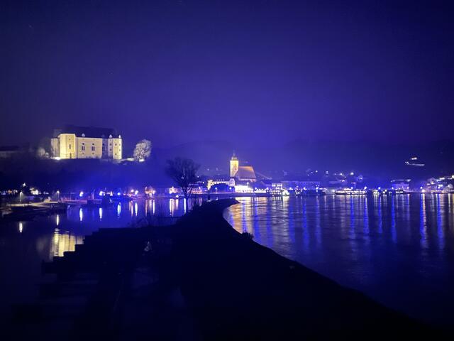 Blick auf die Stadt Grein im Advent - blaue Kugeln sorgen für eine spektakuläre Beleuchtung zur Weihnachtszeit.  | Foto: MeinBezirk Perg