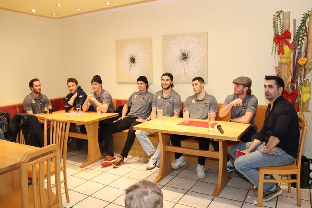 V.l.: Kevin Hancock, John Hughes, Lukas Moser, Marco Richter, Maximilian Rebernig, Elias Wallenta, Alexander Rauchenwald und Gert Prohaska | Foto: MeinBezirk.at