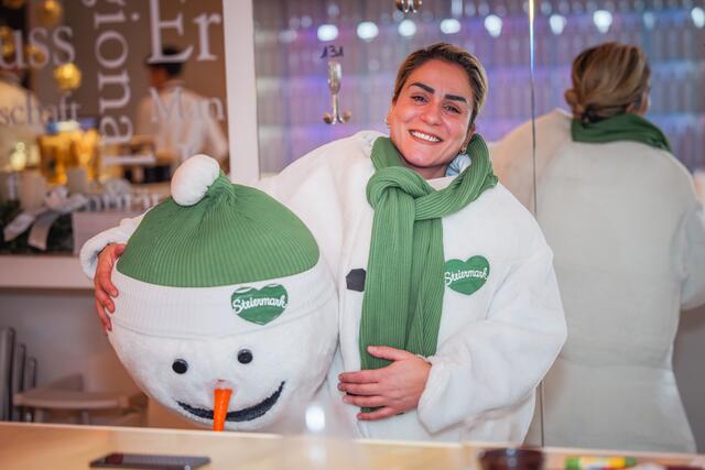 Auch der Schneemann, in diesem Fall Schneefrau, war persönlich vor Ort. | Foto: Fred Lindmoser, lifepictures.at