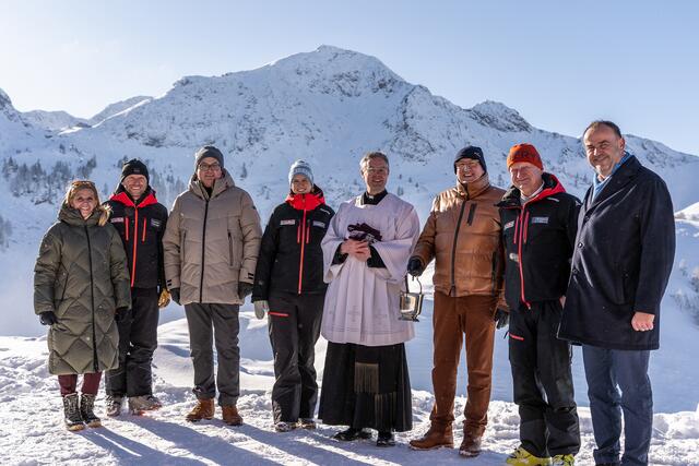LA Katrin Brugger, GF Sebastian Schwaiger, AR-Vors. der Bergbahnen Heinz Haslwanter, GF Anna Wimmer, Pfarrer Christoph Eder, AR-Vors.-Stv. Josef Foidl, GF Martin Trixl, Bgm. Walter Astner. | Foto: Bergbahnen Fieberbrunn
