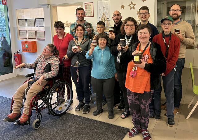 Vom Imkerverein Neulengbach-St. Christophen Martin Boschmeier und Manuel Praprotnig mit Werkstatt-Leiter Rene Helscher und den Mitarbeitern der Caritas Werkstätte. | Foto: Imkerverband Neulengbach - St. Christophen