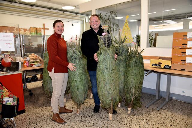 Rebekka Gäßler (Leiterin des soogut-Sozialmarktes Ternitz) und LAbg. Bürgermeister Mag. Christian Samwald. | Foto: Stocker