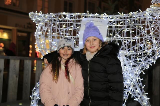 Die unzertrennlichen Hexen  Carolina und Lisa  | Foto: Thomas Fischer/zema-medien.de