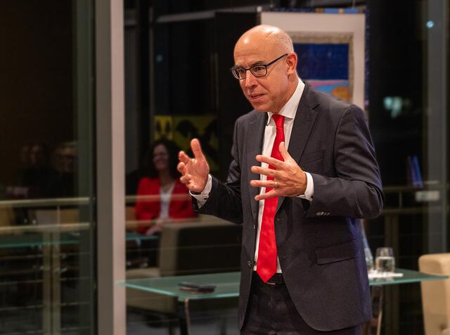 Mit verständlichen Erklärungen brachte der WIFO-Direktor komplexe Themen wie Zölle und Budgetpolitik auf den Punkt. | Foto: Rudi Sailer