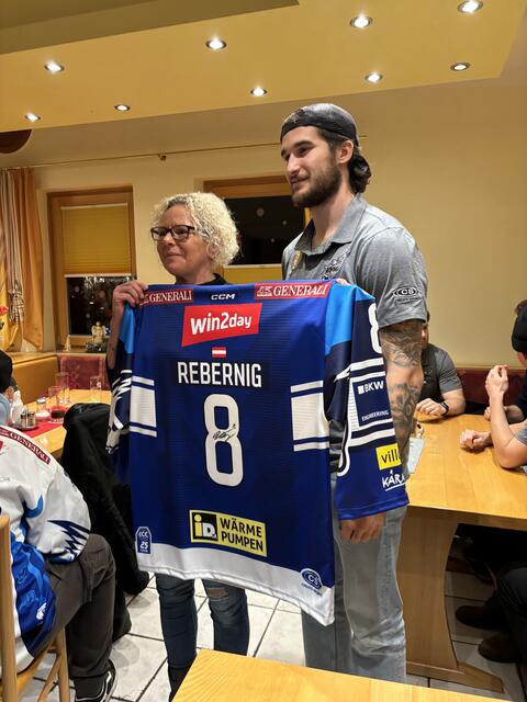 Einer der Gewinne, ein Trikot von VSV-Spieler Maximilian Rebernig. | Foto: MeinBezirk.at