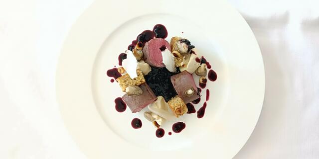 Wildes Weihnachtsrezept von Rupert Pferzinger: rosa gebratener Rehrücken mit Gewürzkuchen, Haselnuss, Selleriepüree und Holunderbeerenröster. | Foto: Pferzinger