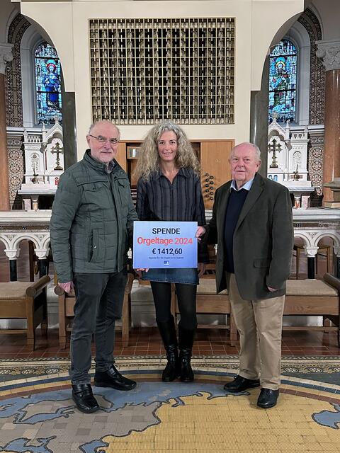 Kulturgemeinderat Horst Kies und die Leiterin der Maria Enzersdorfer Kulturabteilung, Nadjeschda Morawec, überreichten einen Spendenscheck über rund 1.400 Euro an den Rektor des Missionshauses St. Gabriel, Franz Pilz. | Foto: Marktgemeinde Maria Enzersdorf