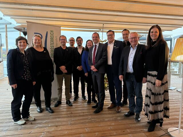 Der neue Vorstand der Werbegemeinschaft Donau Oberösterreich (v.l.n.r.): Bgm. Nicole Leitenmüller, Karin Wundsam, Rudolf Zauner, Bgm. Dietmar Groiss, Vbgm. Mag. Markus Langthaler, Birgt Rauscher, Bgm. Rainer Barth, Friedrich Kaindlstorfer, Bgm. Max Oberleitner, 1. Bgm. Ludwig Prügl und Petra Riffert.
 | Foto: WGD Donau Oberösterreich Tourismus GmbH