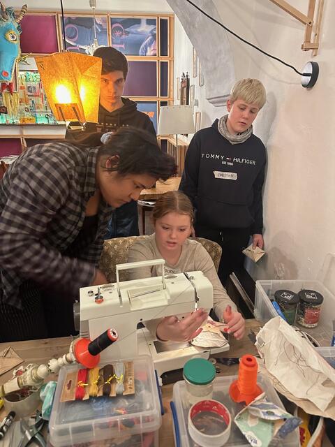 In einem Upcycling-Workshop kreierten Schüler schicke Etuis und Deko-Artikel.  | Foto: privat
